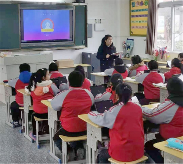 淮南市電教館館長王智一行 深入黃山小學調(diào)研智慧課堂應(yīng)用情況